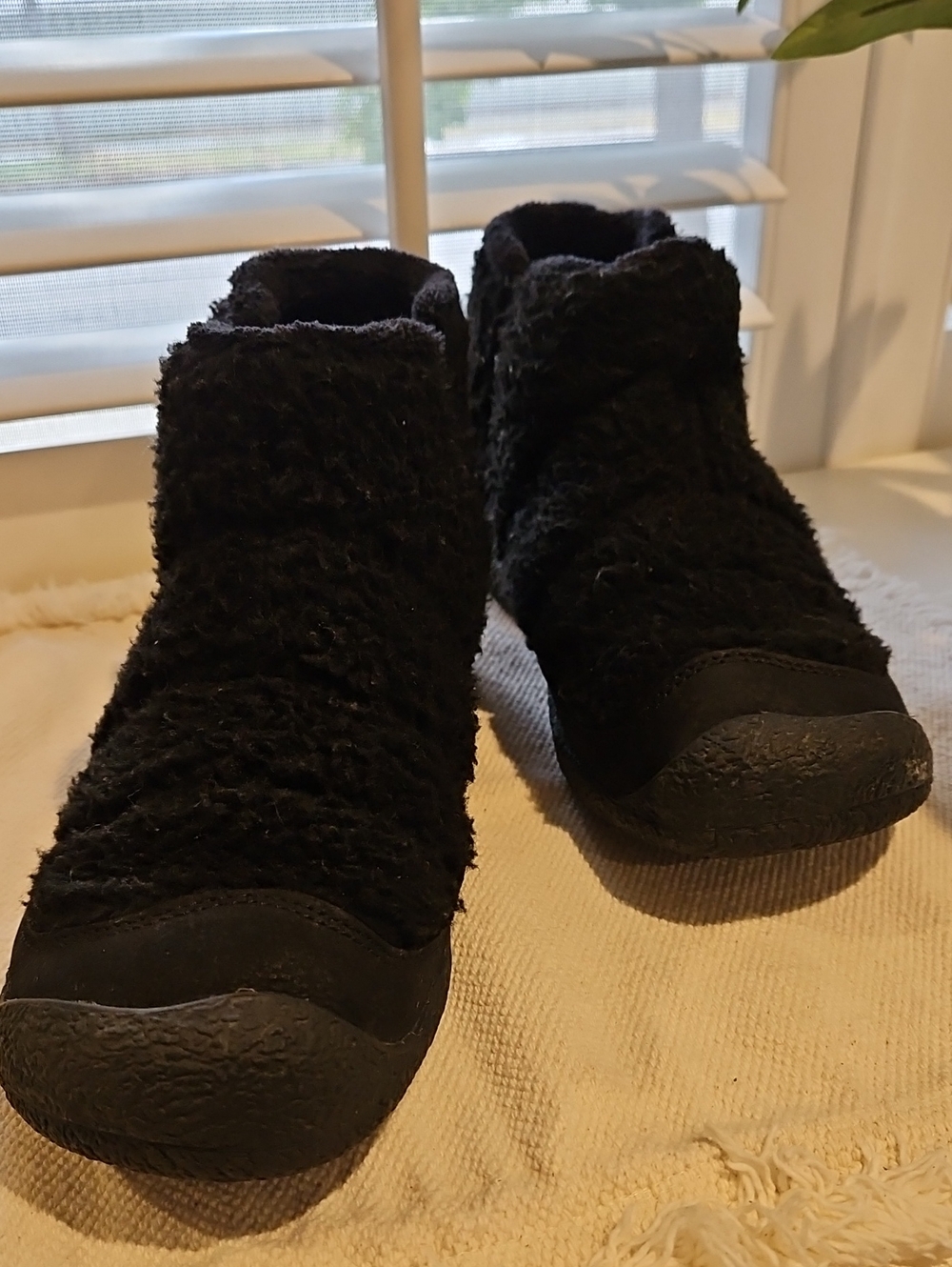 Keen Womens Black Fuzzy Ankle Bootie Boots 0068